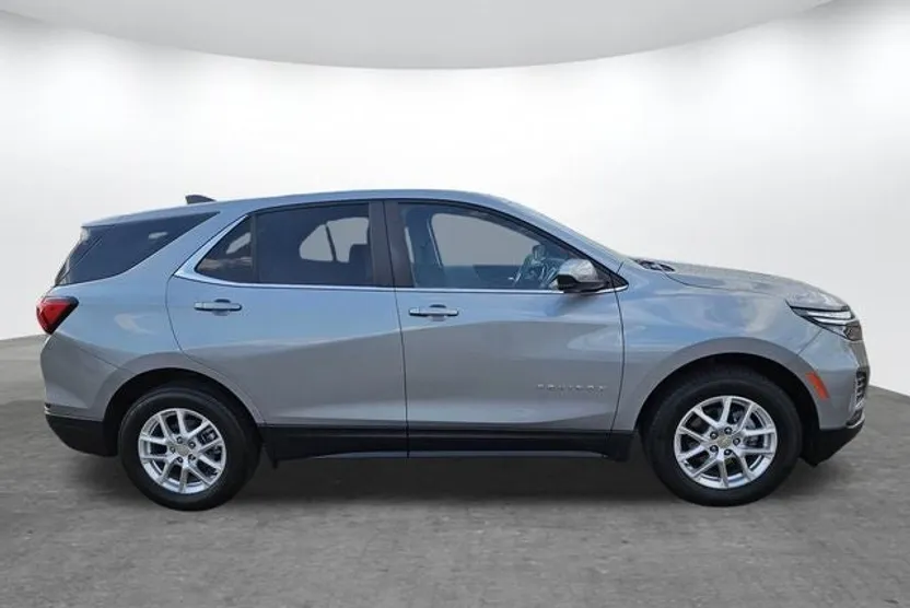 2024 Chevrolet Equinox LT photo 1