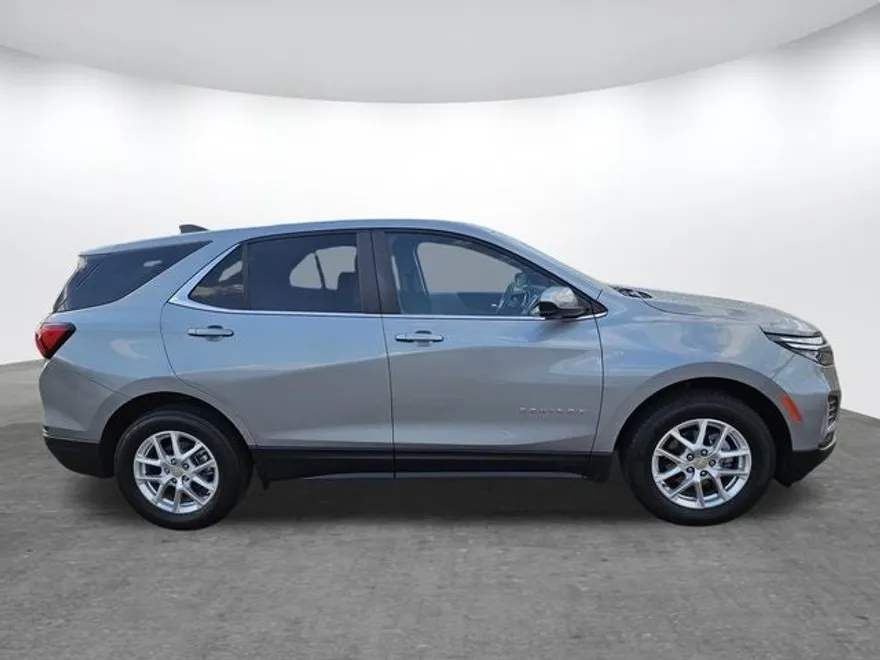 2024 Chevrolet Equinox LT photo 1
