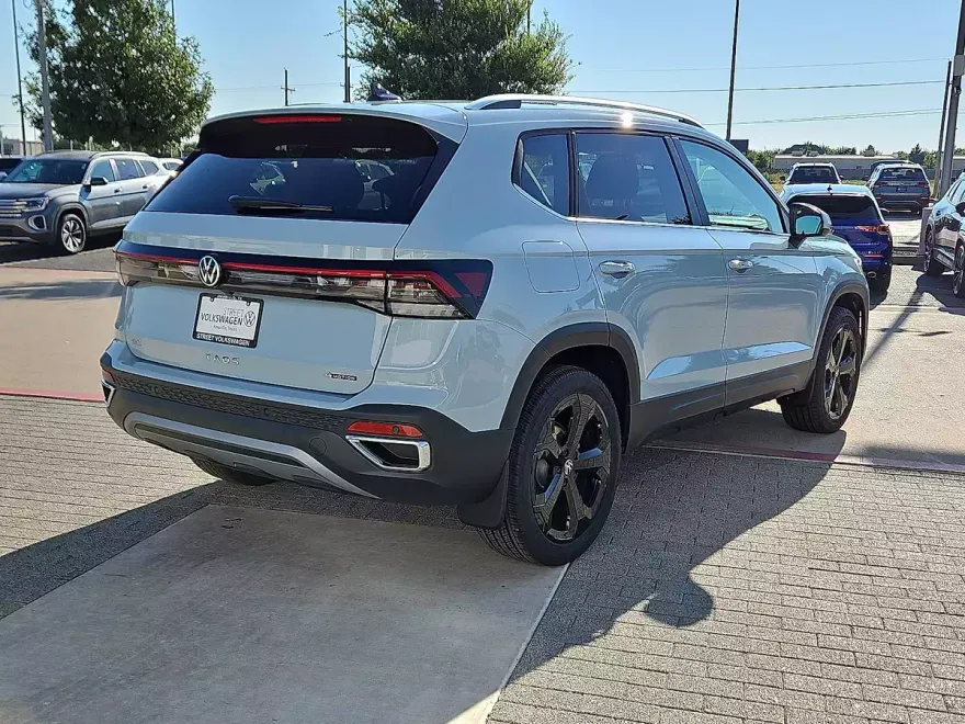 2025 Volkswagen Taos SEL photo 1