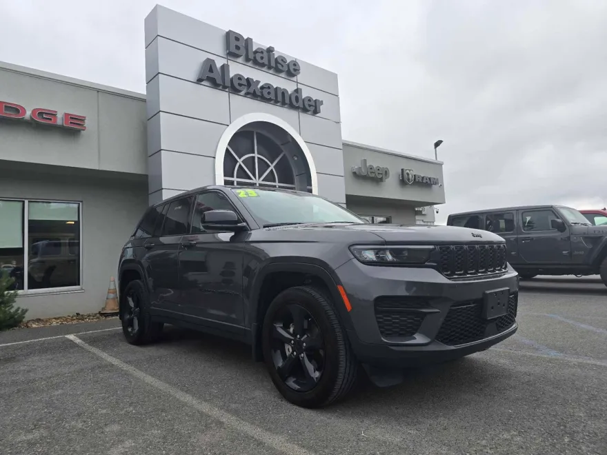 2023 Jeep Grand Cherokee Altitude photo 1