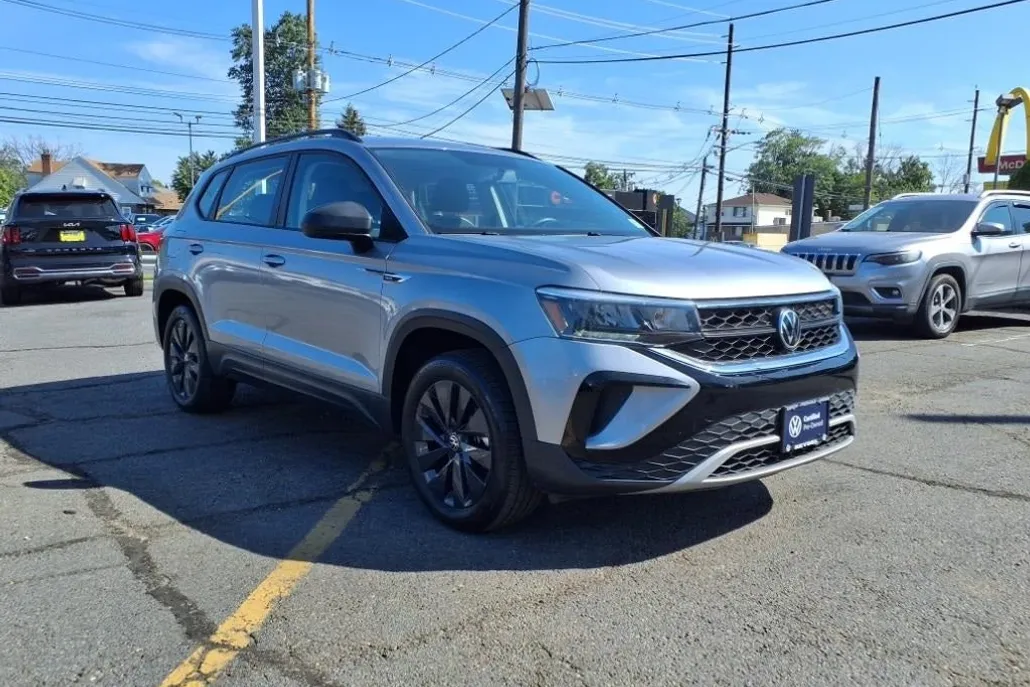 2022 Volkswagen Taos S photo 1
