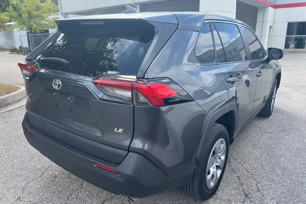 2023 Toyota RAV4 LE photo 1
