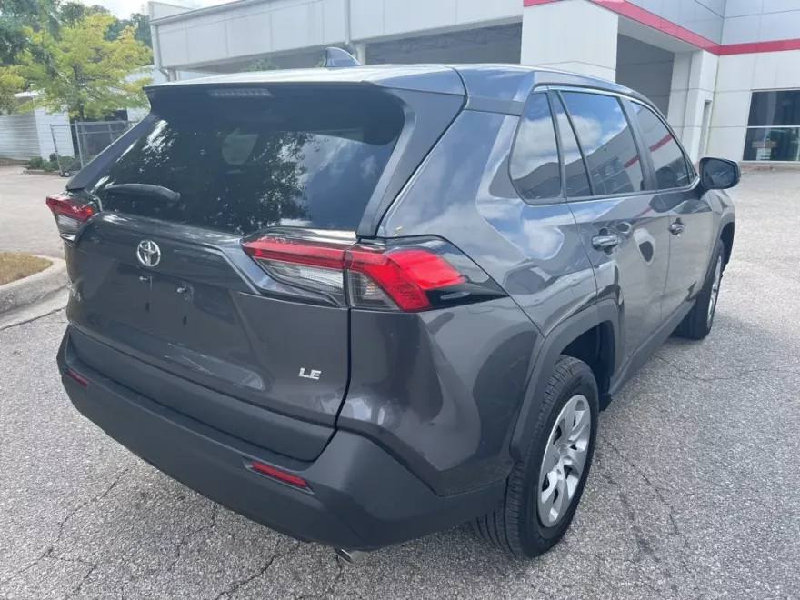 2023 Toyota RAV4 LE photo 1