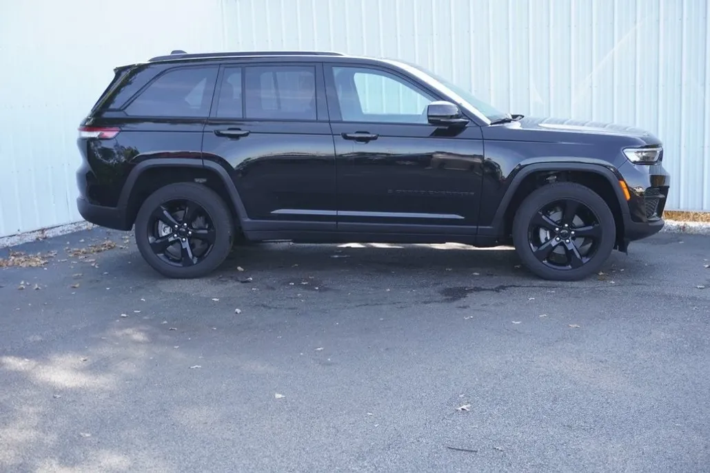 2023 Jeep Grand Cherokee Laredo Altitude photo 1