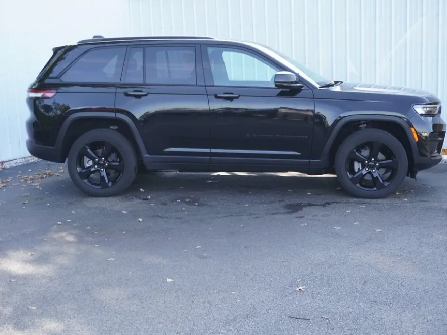 2023 Jeep Grand Cherokee Laredo Altitude photo 1
