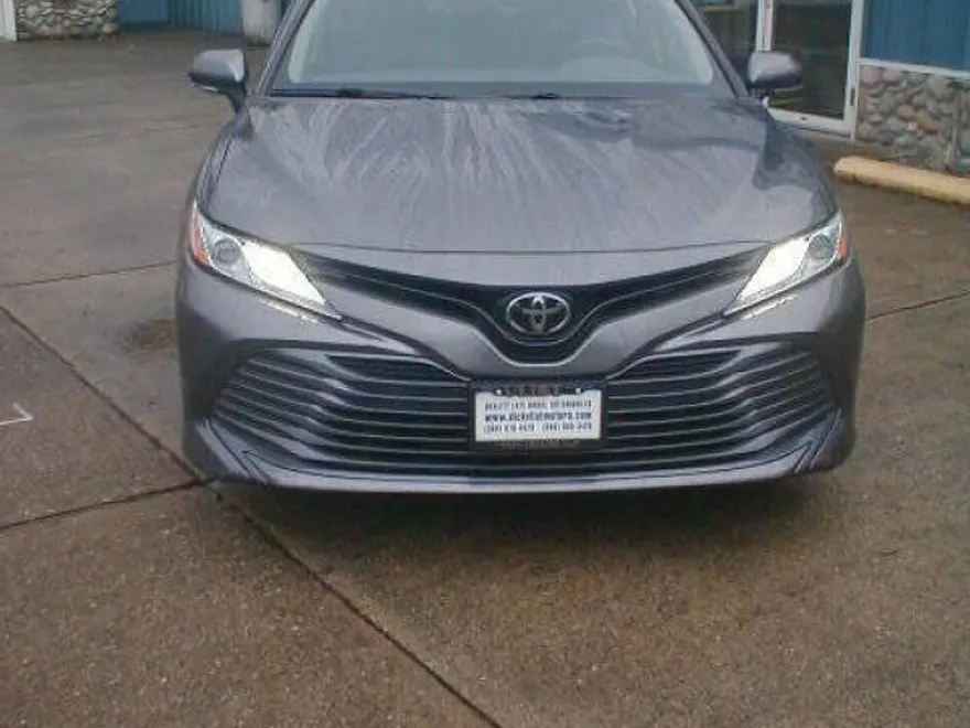 2020 Toyota Camry XLE photo 1