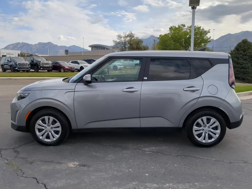 2023 Kia Soul LX photo 1