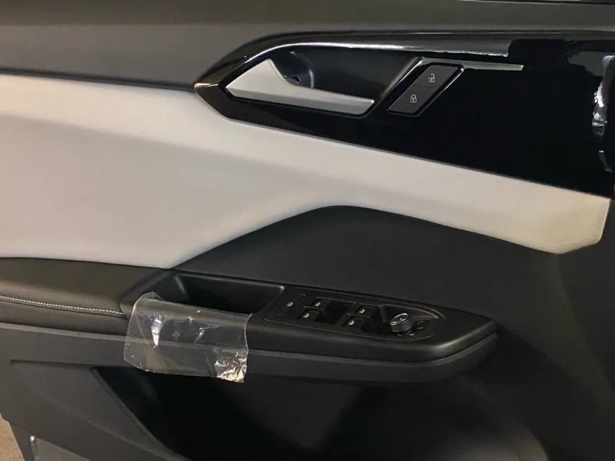 2025 Volkswagen Taos S photo 1