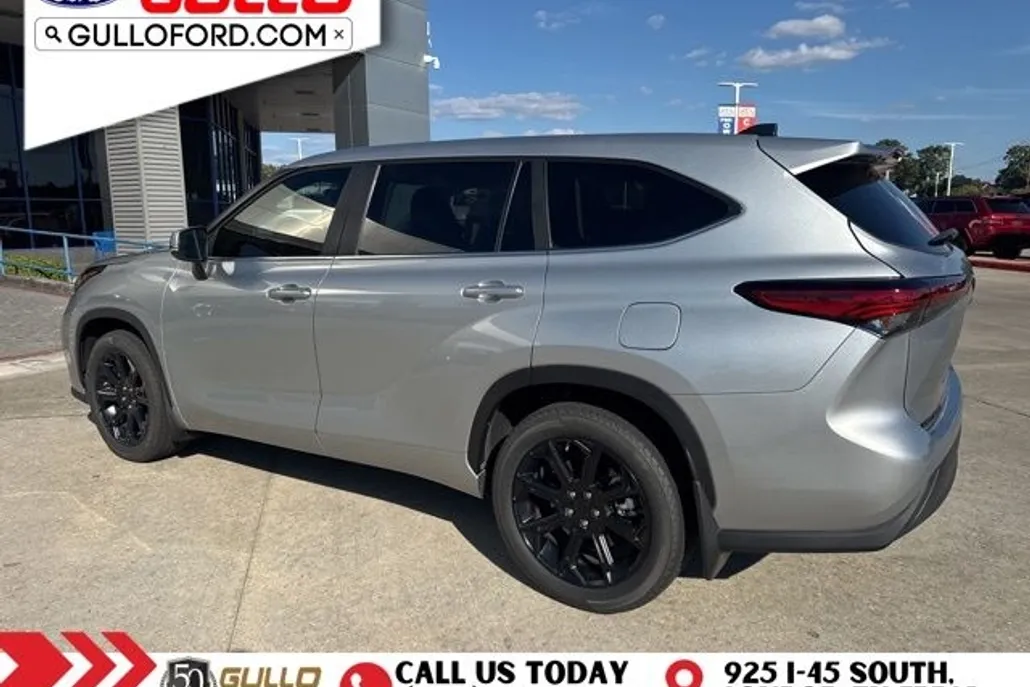 2023 Toyota Highlander LE photo 1