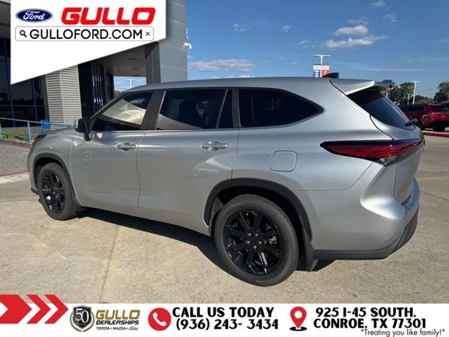 2023 Toyota Highlander LE photo 1