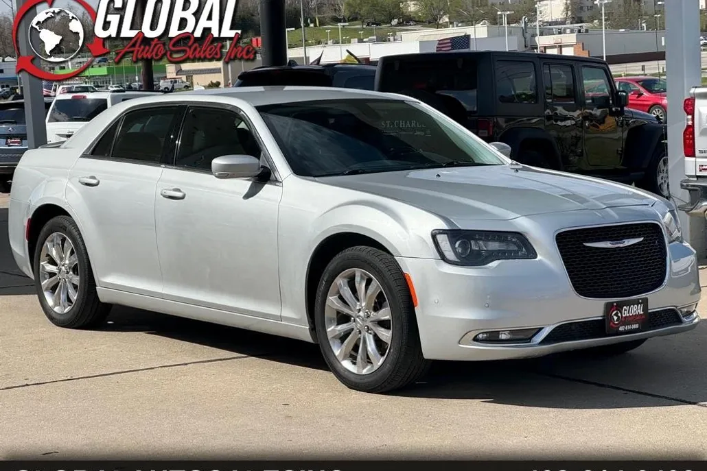 2019 Chrysler 300 Touring photo 1