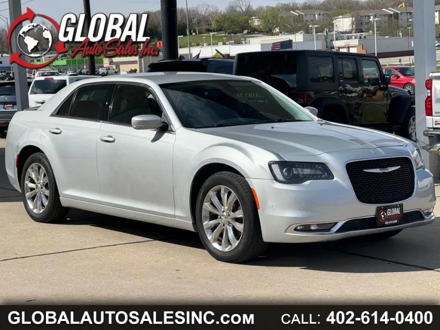 2019 Chrysler 300 Touring photo 1