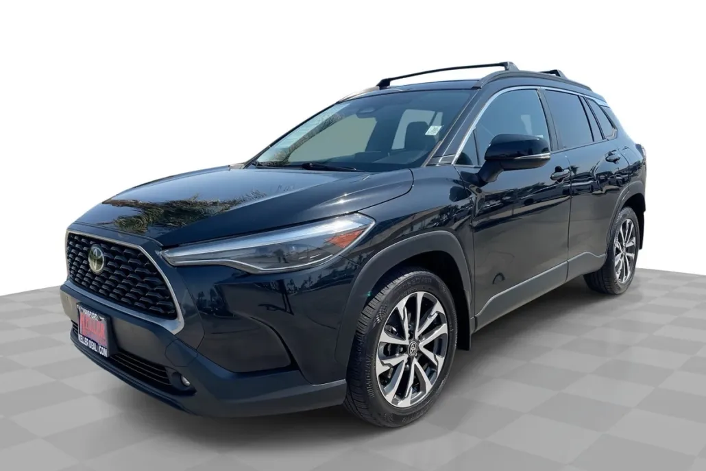 2023 Toyota Corolla Cross XLE photo 1