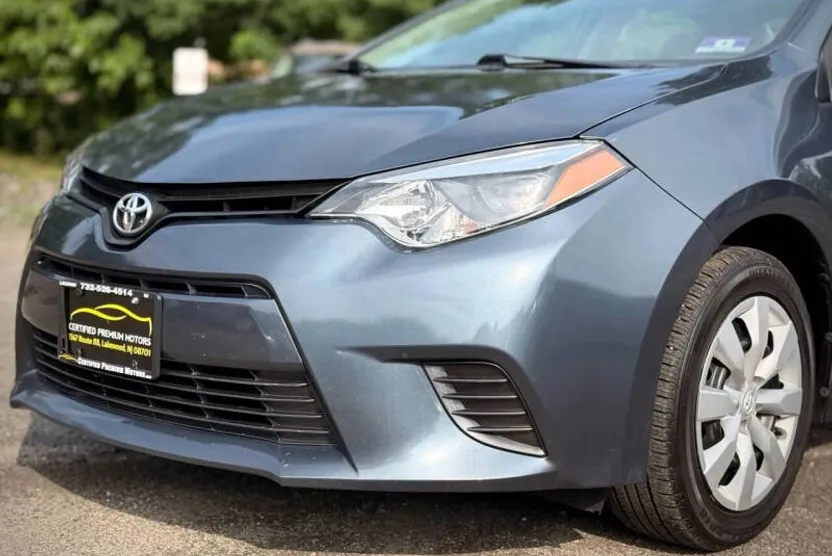 2016 Toyota Corolla LE photo 1