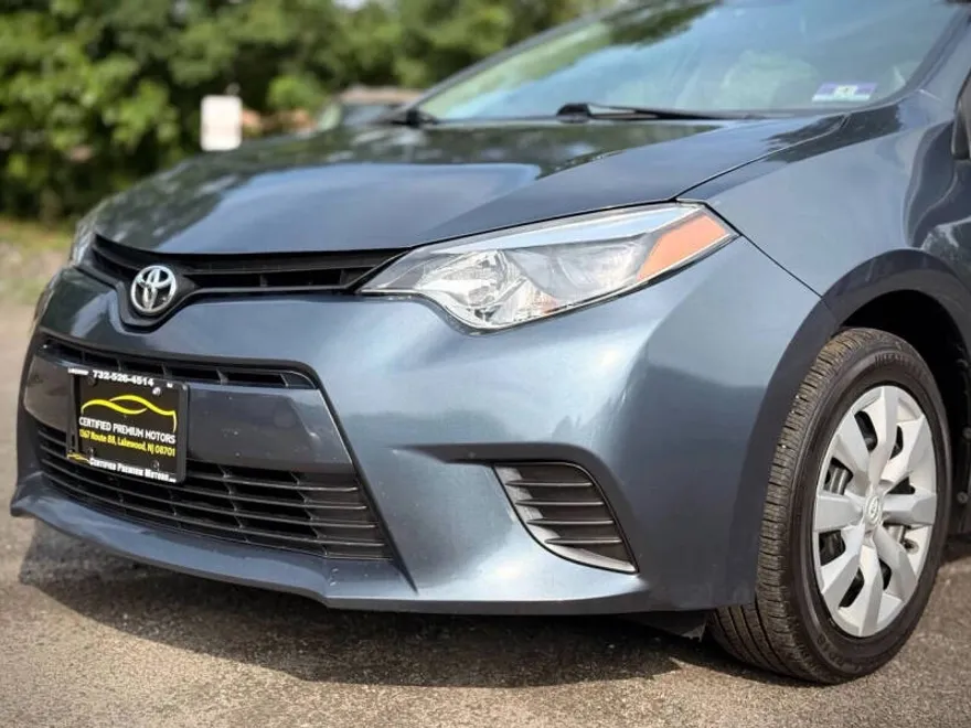 2016 Toyota Corolla LE photo 1