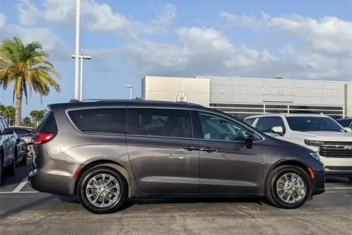 2021 Chrysler Pacifica Touring L photo 2