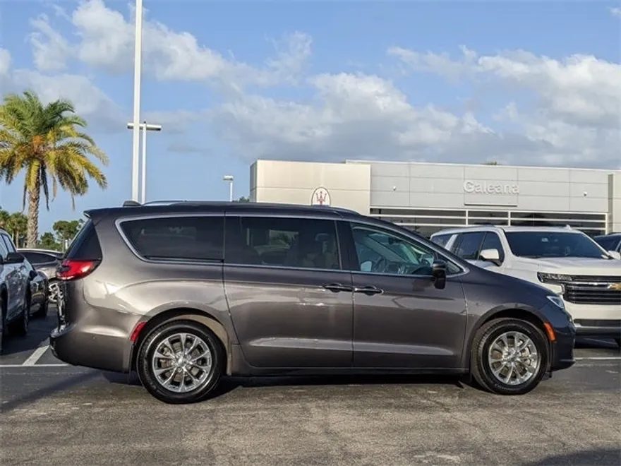 2021 Chrysler Pacifica Touring L photo 2