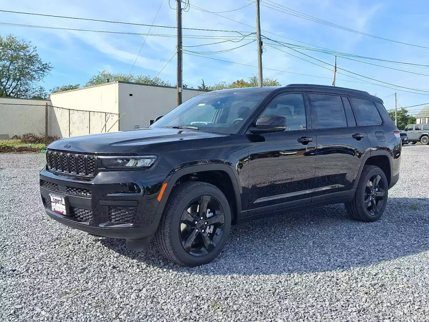 2025 Jeep Grand Cherokee Altitude photo 1