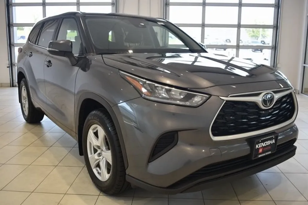 2023 Toyota Highlander LE photo 1