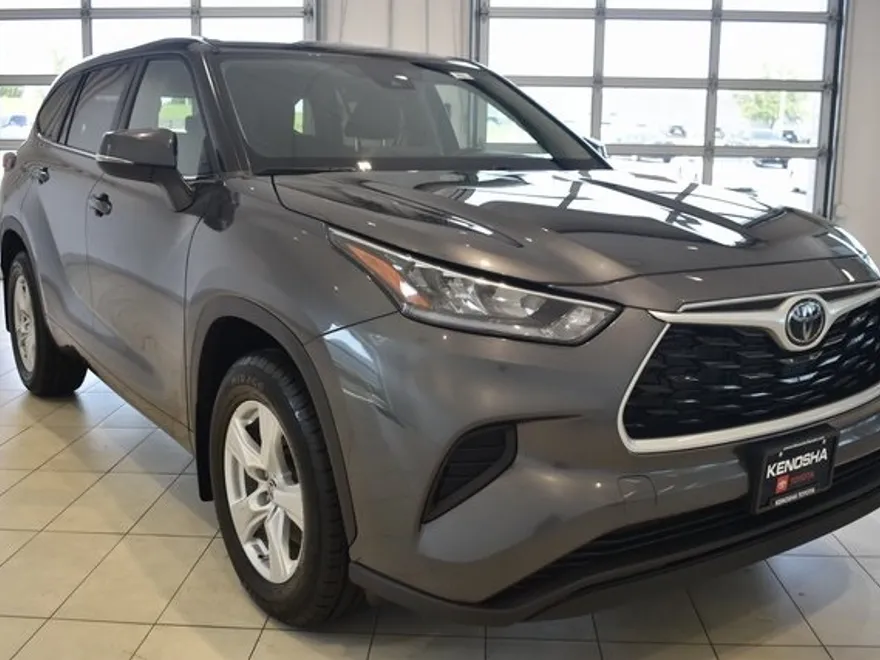 2023 Toyota Highlander LE photo 1