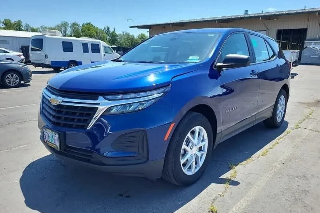 2023 Chevrolet Equinox LS photo 1