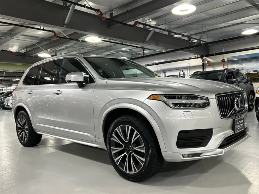 2022 Volvo XC90 T6 AWD Momentum photo 1