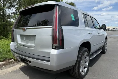 2016 Cadillac Escalade Luxury photo 3
