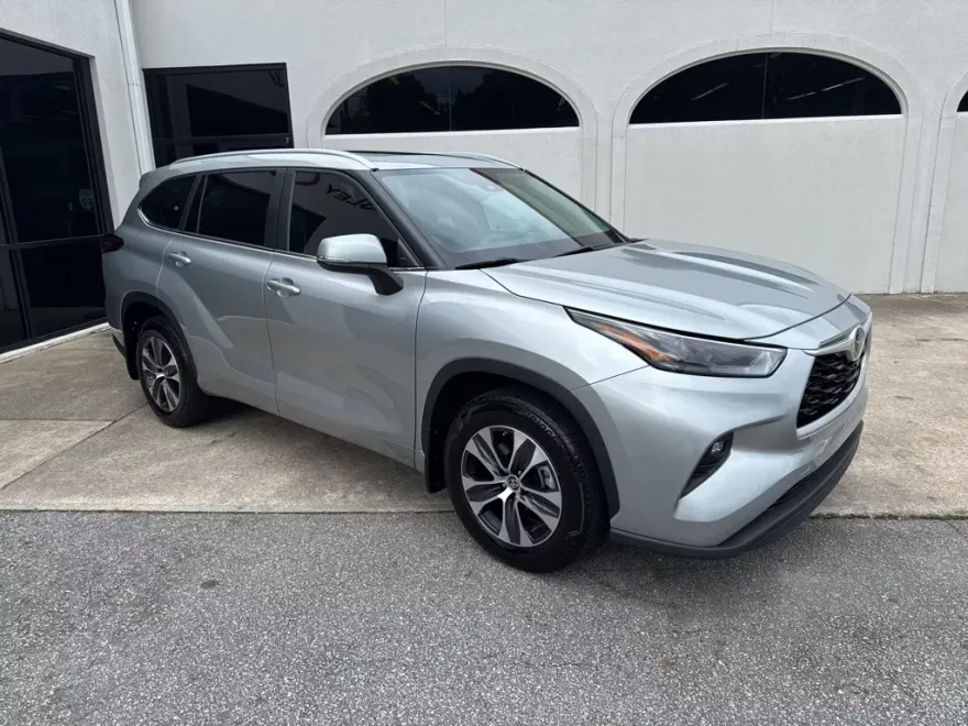 2024 Toyota Highlander XLE photo 1