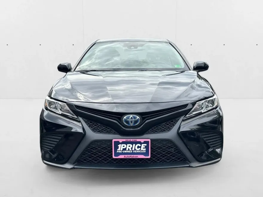2020 Toyota Camry Hybrid SE photo 1