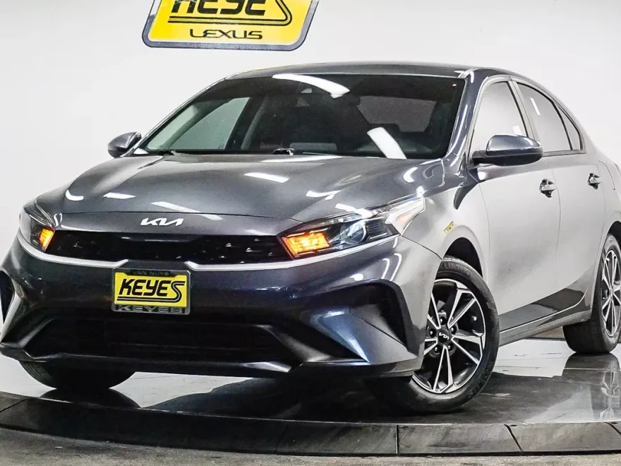 2023 Kia Forte LXS photo 1