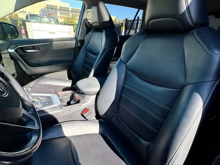 2020 Toyota RAV4 Hybrid Limited photo 1