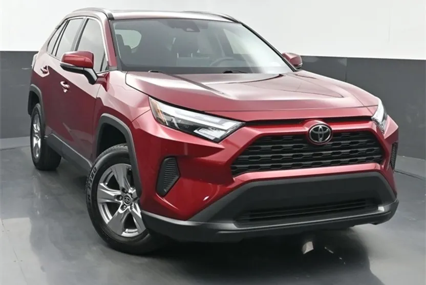 2022 Toyota RAV4 XLE photo 1