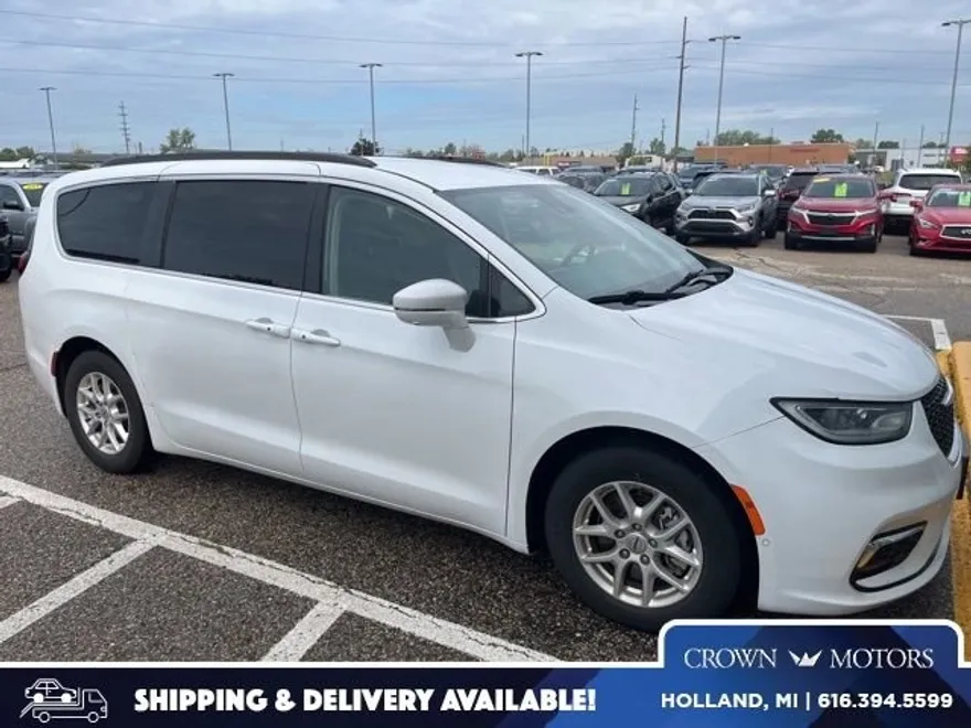 2022 Chrysler Pacifica Touring L photo 1