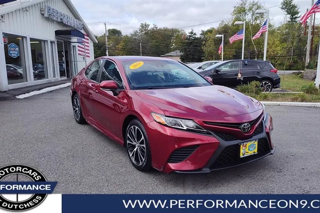 2018 Toyota Camry SE photo 1