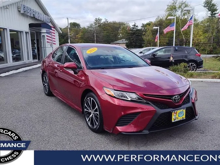 2018 Toyota Camry SE photo 1