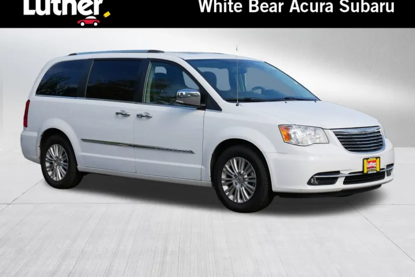 2015 Chrysler Town & Country Limited photo 1