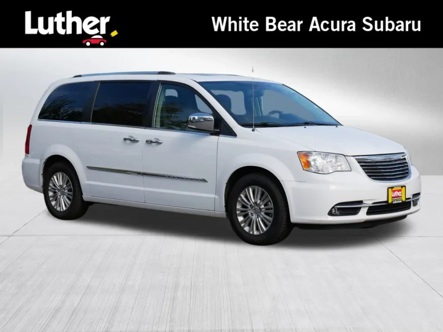 2015 Chrysler Town & Country Limited photo 1