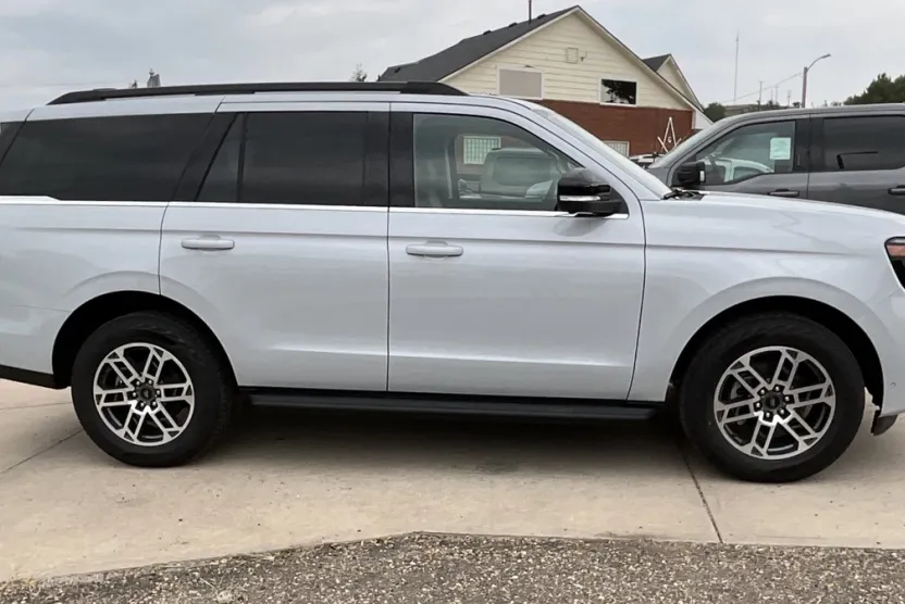 2025 Ford Expedition photo 1