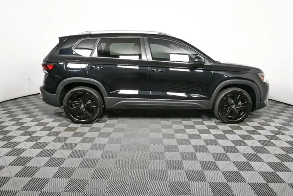2025 Volkswagen Taos SE photo 1