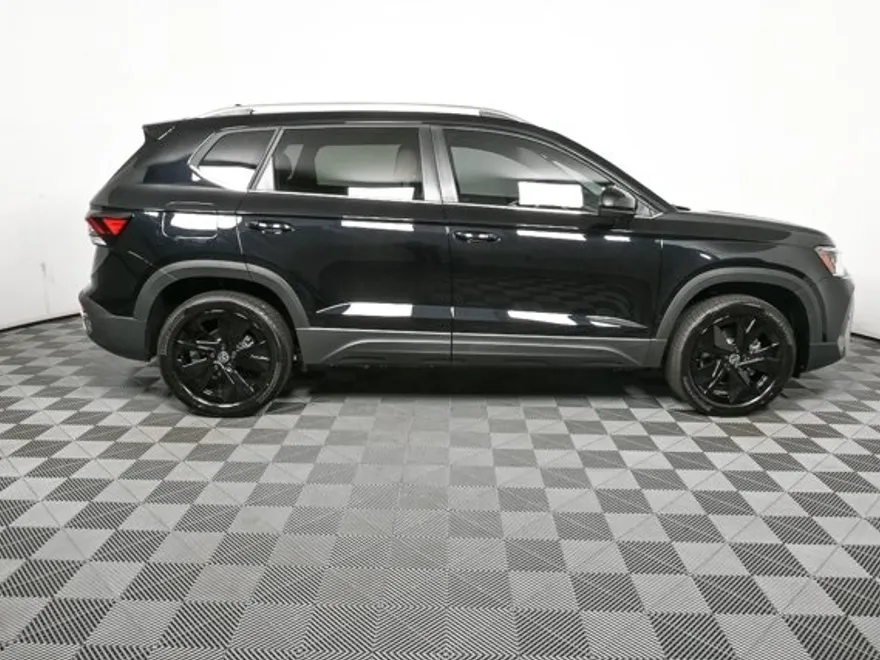 2025 Volkswagen Taos SE photo 1
