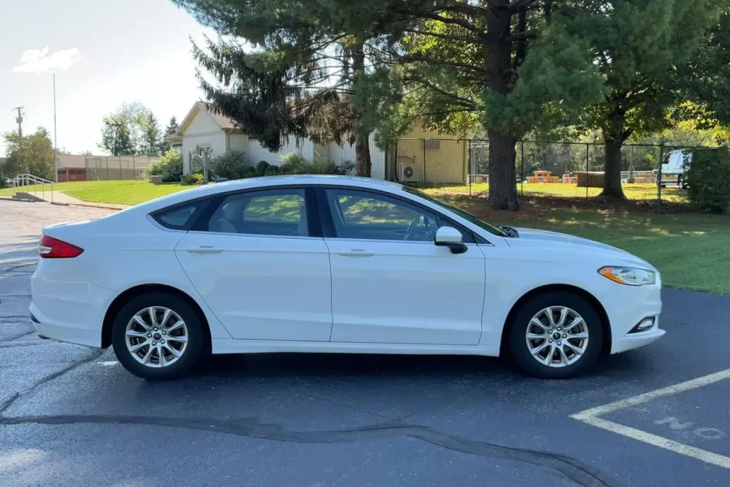 2017 Ford Fusion S photo 1