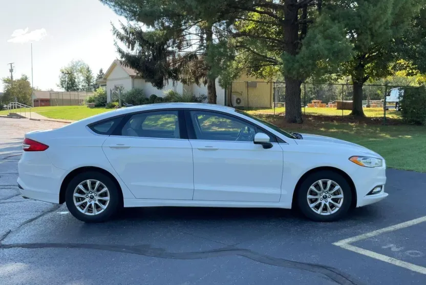 2017 Ford Fusion S photo 1