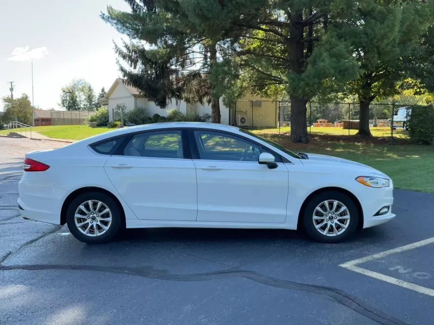 2017 Ford Fusion S photo 1
