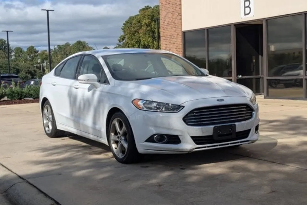 2015 Ford Fusion SE photo 1