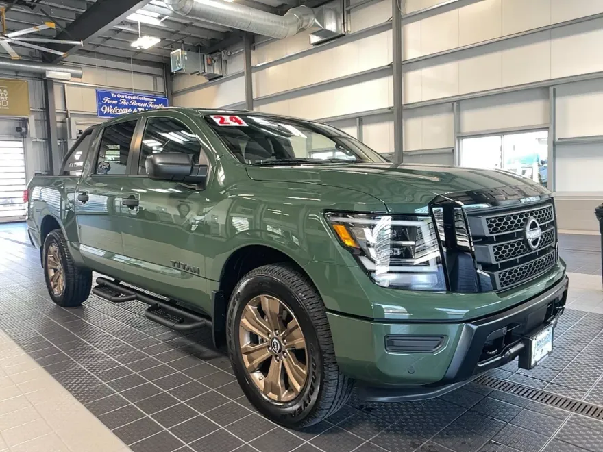 2024 Nissan Titan SV photo 1