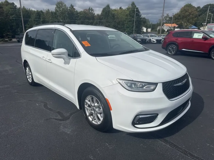 2022 Chrysler Pacifica Touring L photo 1