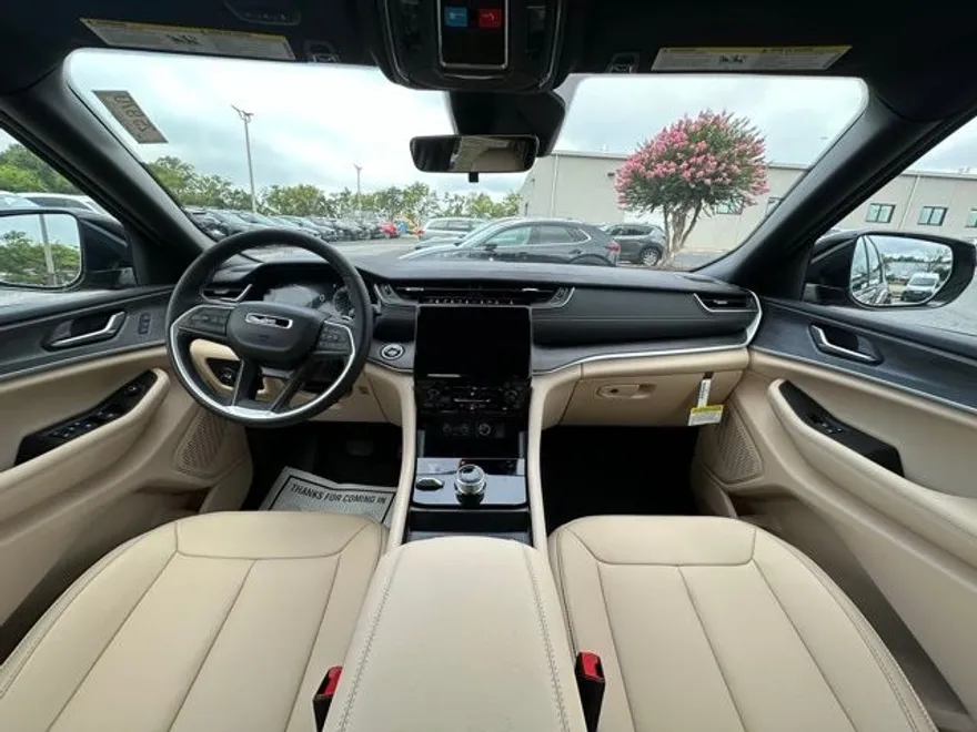 2025 Jeep Grand Cherokee Limited photo 1