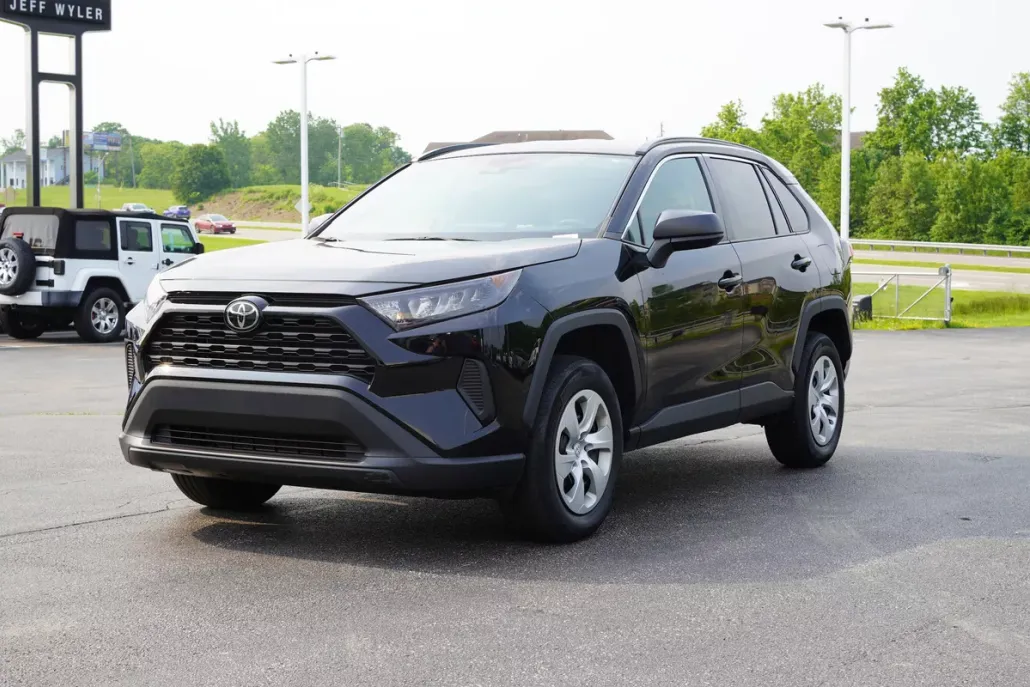 2021 Toyota RAV4 LE photo 1