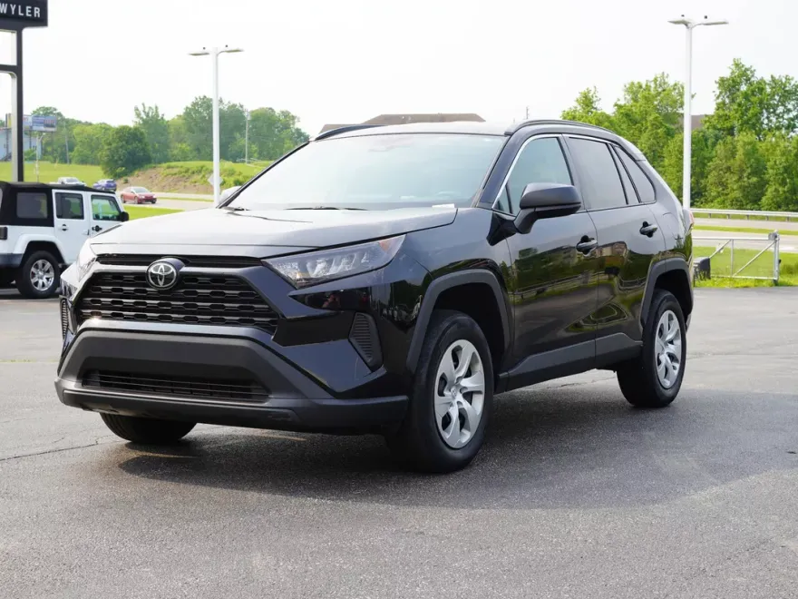 2021 Toyota RAV4 LE photo 1
