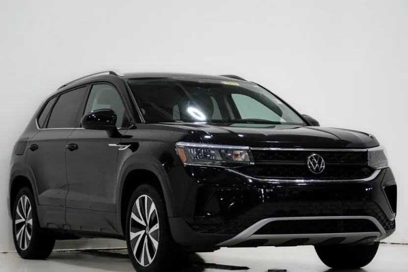 2024 Volkswagen Taos SE photo 1